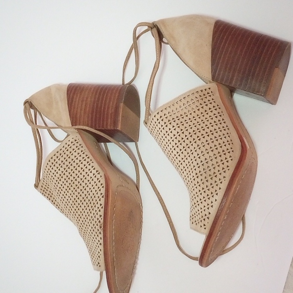 Vince Camuto soft leather Ankle Straps Heels. Tan. Triangle cut out design. Sz 7